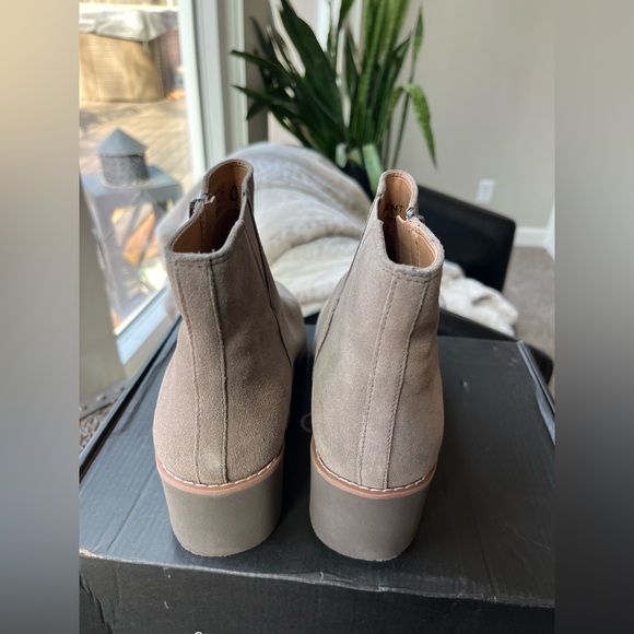 VIONIC HAZAL WEDGE BOOTIES IN STONE SUEDE 8 - Picture 9 of 11